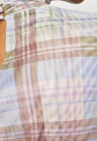 Gennemsigtig stof med et subtilt ternet mønster i pastelfarver, herunder lyserød, grøn og beige nuancer, med en tekstureret finish.