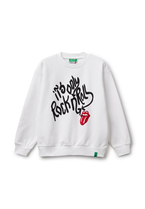 Sudadera blanca con texto manuscrito en negro "solo es rock 'n' roll" y un logo de labios rojos. Presenta puños y dobladillo acanalados.