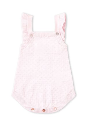 Pelele de bebé rosa claro tejido con patrón texturizado, tirantes con volantes y cierres de botones en los tirantes y la entrepierna.