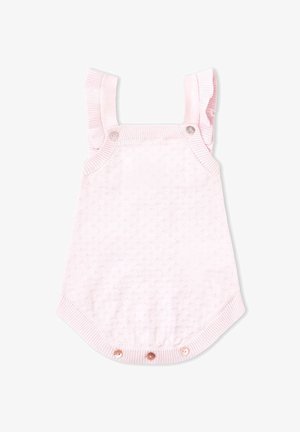 Pelele de bebé rosa claro tejido con patrón texturizado, tirantes con volantes y cierres de botones en los tirantes y la entrepierna.
