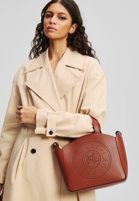 KARL LAGERFELD - CIRCLE TOTE PERFORATED - Bolso de mano - red Imagen en miniatura 1