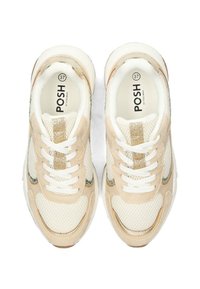 Zapatillas deportivas beige con material de malla y gamuza. Cuerdas blancas, acentos metálicos y un logo de la marca visible dentro del zapato. Talla 37.