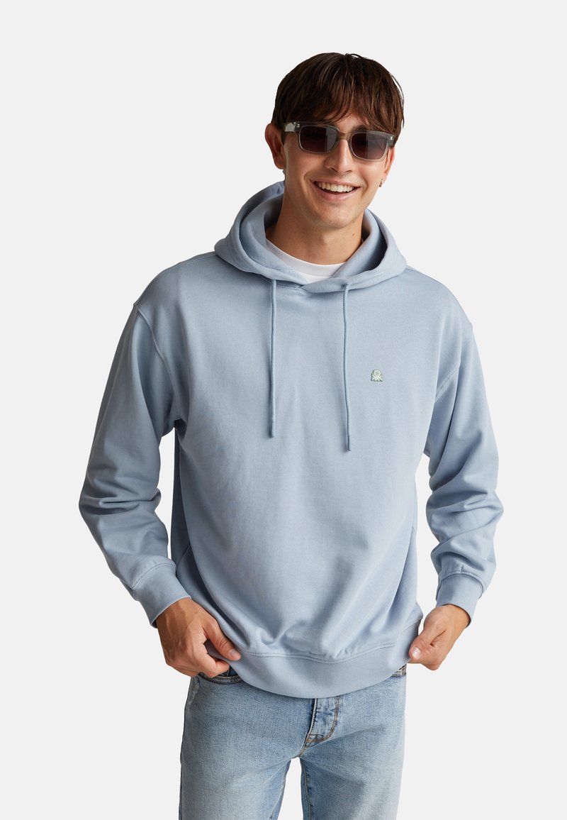 Felpa con cappuccio blu chiaro realizzata in morbido cotone misto, dotata di coulisse, polsini a costine e un piccolo logo sul petto.