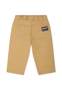 Pantaloni corti in cotone color beige con una vita elastica, dotati di un'etichetta nera del logo Timberland sulla tasca posteriore e aperture delle gambe a taglio dritto.