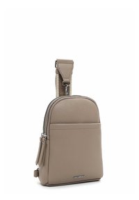 Beige Leder-Rucksack mit zwei Reißverschlussfächern, strukturiertem Material, verstellbarem Schulterriemen und einer kleinen Tasche auf der Vorderseite.