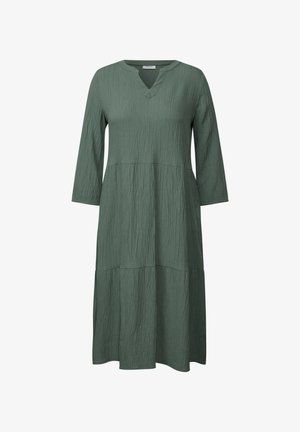 Knieumspielendes grünes Kleid aus strukturiertem Stoff, mit V-Ausschnitt und Dreiviertelärmeln, mit einem gestuften Design am Saum.