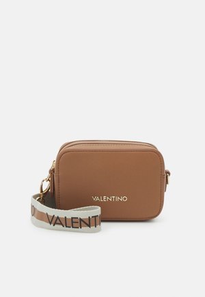 Bruine rechthoekige crossbodytas met gouden ritssluiting en goud Valentino-logo, bevestigd aan een witte band met Valentino-merk.