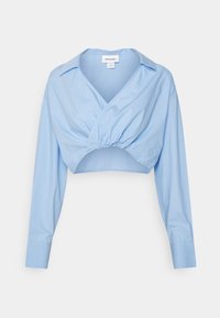 Camicia cropped blu chiaro con scollo a V, maniche lunghe e dettaglio arricciato in vita, realizzata in un tessuto liscio e resistente alle pieghe.