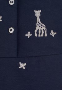 Maglione in maglia blu navy con giraffa e farfalle ricamate in argento; include bottoni bianchi e una texture morbida.