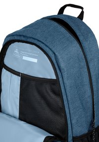 Blauwe stoffen rugzak van duurzaam, waterafstotend materiaal. Heeft een lichtblauwe binnenkant, een zwarte mesh zak en reflecterende details op het label.