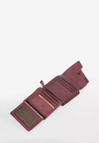 Portafoglio in pelle bordeaux con chiusura a zip, diverse fessure per carte e un compartimento a motivo. Presenta una texture liscia e un design minimalista.