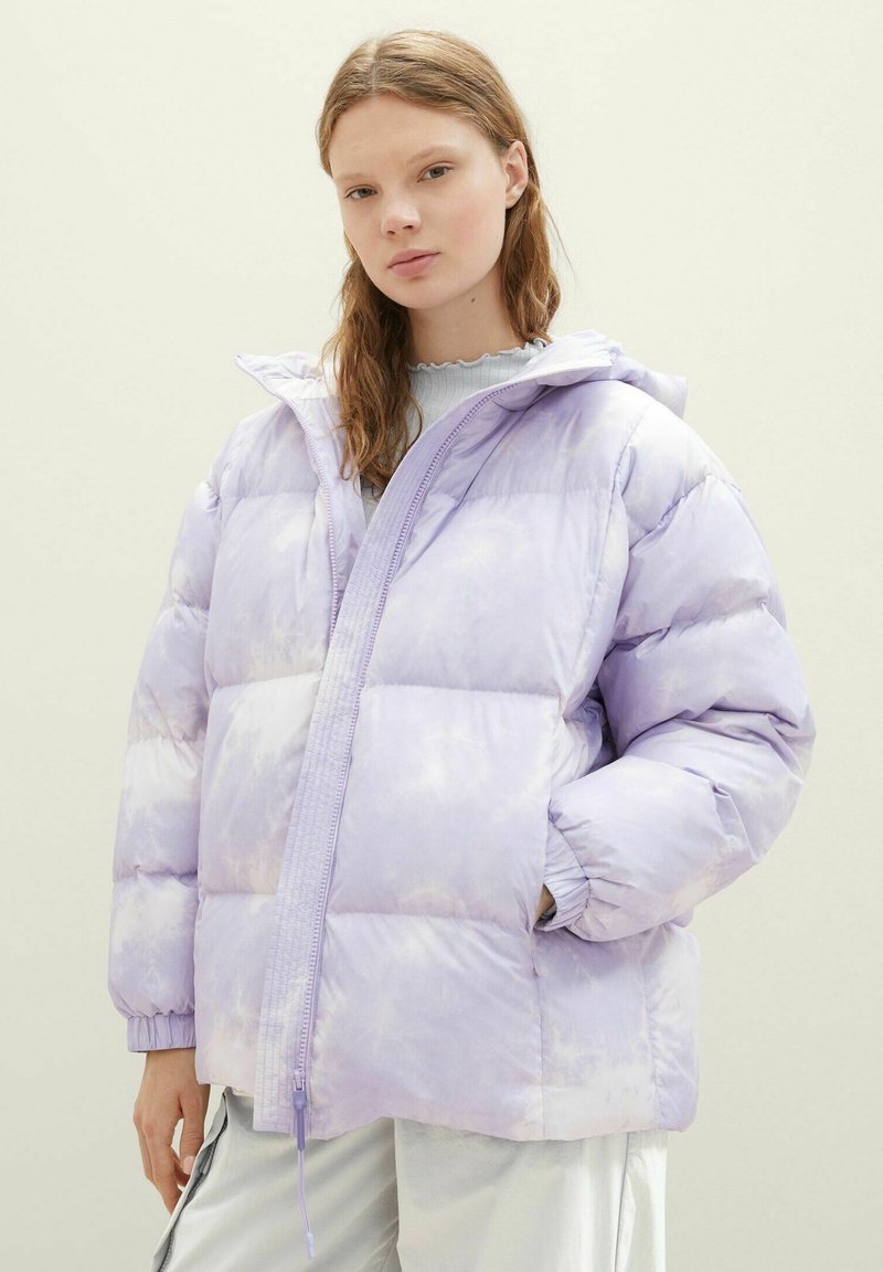 Puchowa lawendowa kurtka z wzorem tie-dye, z zamkiem z przodu, kapturem i elastycznymi mankietami. Miękka tkanina z pikowanymi sekcjami dla izolacji.