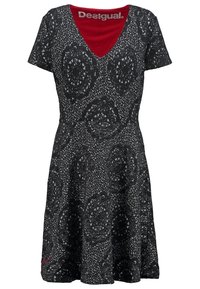 Schwarz Kleid mit V-Ausschnitt und kurzen Ärmeln, das mit einem strukturierten Muster aus Kreisen versehen ist. Rote Innenschicht am Ausschnitt sichtbar. Desigual-Logo.
