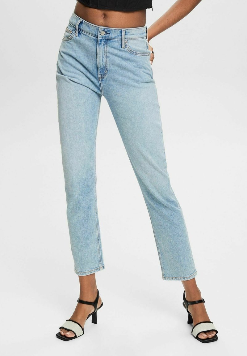 Jean bleu clair taille haute avec une silhouette à jambe droite. Confectionné en denim, avec cinq poches et une finition subtilement délavée.