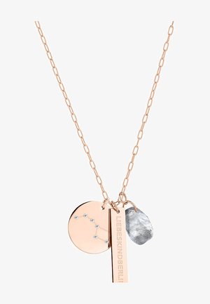 Halskette aus Roségold mit drei Anhängern: einem runden Anhänger mit Sternbilddesign, einem rechteckigen Anhänger mit "LIEBESKIND" und einem grauen Edelstein.