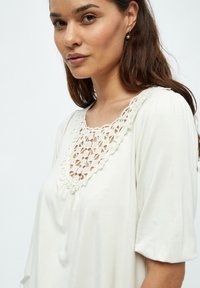 Desires DEAUGUSTA 2/4 SLEEVE CROCHET T-SHIRT. - Blůza - gardenia