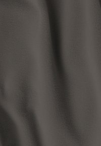 Tissu gris foncé avec une texture lisse et mate, présentant de subtiles variations de teinte, des plis doux et sans motifs ni accents visibles.