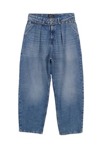 Jeans in denim blu chiaro con una vestibilità comoda, fronte plissettato, vita con passanti per cintura e gambe dritte. Texture invecchiata con effetti di sbiadimento.