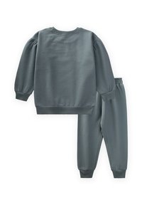 Detský dvojdielny outfit s dlhým rukávom, klasickým strihom a teplákmi s elastickým pásom v tlmenej modro-šedej farbe.