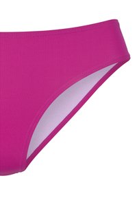 Roza bikini spodnji del, narejen iz gladkega materiala; ima nizko obliko z širokim pasom in kontrastno notranjo oblogo. Brez vzorcev ali dodatkov.