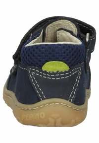 Námořnické modré dětské boty s texturovaným síťovaným svrškem a kulatým zeleným akcentem. Disponují suchým zipem a flexibilní gumovou podrážkou.