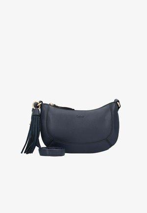 Bolso de hombro de cuero azul marino con forma curva, herrajes dorados, detalle de borlas largas y una correa ajustable. Textura suave.