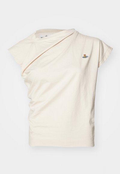 Tricou cu mânecă scurtă de culoare crem, din bumbac moale, cu un design drapat și un mic grafic brodat pe piept.