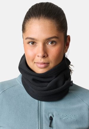 Gaiter de cou en polaire noire avec une texture douce, présentant un design ajusté. Porté sur une veste en polaire bleu clair avec fermeture éclair et détails de logo.