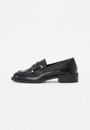 Mustavad nahast loafers madala plokknööriga, ümarate varvastega ja kuldse nupsuga peal. Sile tekstuur, klassikaline disain.