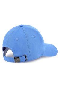 Kék pamut baseball sapka ívelt légkivezetővel, állítható hátsó pánttal és fém logó díszítéssel a pánton. Egyszerű dizájn, minta nélkül.