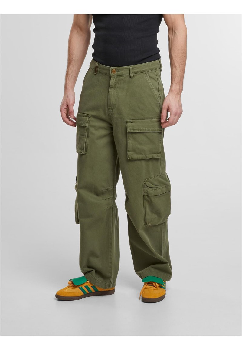 Zelené cargo kalhoty s několika velkými kapsami, vyrobené z odolné látky, s pohodlným střihem a knoflíkovým zapínáním v pase.