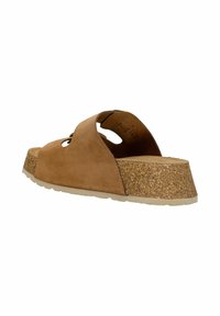 Sandale slide en suède marron avec semelle plateforme en liège et détails découpés, vue d'un angle arrière latéral sur fond blanc.