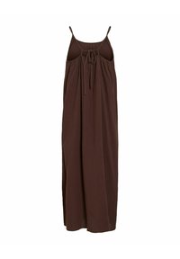 Hnedé dlhé šaty bez rukávov s tenkými ramienkami a viazaným detailom na nariasenom živote, vyrobené z ľahkej textúrovanej látky.
