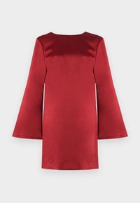 Rød sateng kjole med lange ermer, vide klokkeformede ermer og rett silhuett, vist mot en hvit bakgrunn.