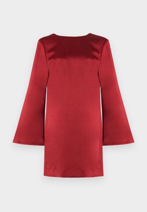 Rochie lungă din satin roșu cu mâneci lungi evazate și o siluetă dreaptă, prezentată pe un fundal alb.