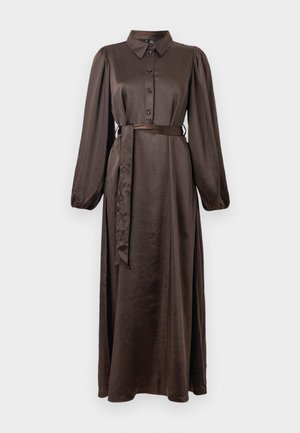 Robe longue en satin marron avec un col, fermée par des boutons à l'avant, manches longues bouffantes et une ceinture assortie à la taille. Texture lisse, longueur maxi.