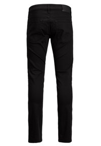 Jean en denim noir avec une coupe droite, dotée de poches arrière et d'une texture lisse. Design minimaliste sans matériel ni accents visibles.