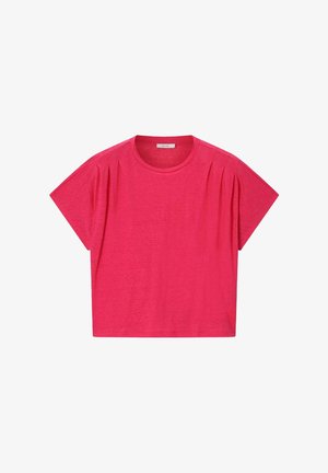 Chemise rose vif à manches courtes avec encolure ronde et détails plissés près des épaules, présentée sur fond blanc.
