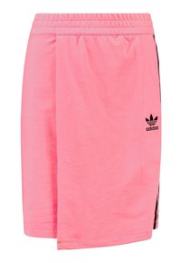 Růžové sportovní šortky s elastickým pasem, ikonickým logem na levé straně a černými pruhy po stranách. Měkká, pohodlná látka.