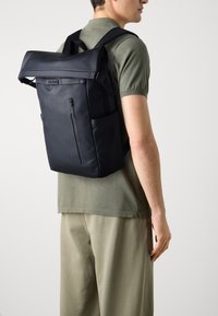 Tommy Hilfiger MONOTYPE ROLLTOP BACKPACK UNISEX - Zaino - black