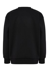 Zwarte crewneck trui met lange mouwen, geribde boorden en geribde zoom, getoond van achteren op een witte achtergrond.