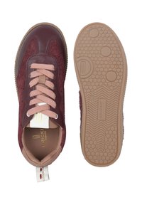 Burgunderfarbene Sportsneaker mit einem Obermaterial aus Leder und Wildleder, pinken Schnürsenkeln und einer strukturierten Gummisohle mit einem Wabenmuster.