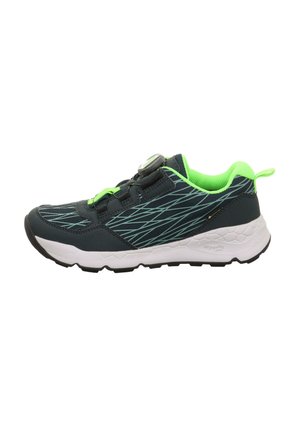 Dunkelblaues Sport Schuhwerk mit grünen Akzenten, strukturiertem Stoff, schwarzem Außensohle und einem Schnellverschluss-System. Verfügt über diagonale hellblaue Streifen.