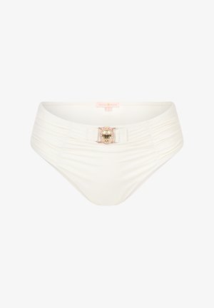 Slip di bikini bianco con design arricciato, dotato di un accento metallico nella parte anteriore, decorato con una gemma dorata e una texture liscia.