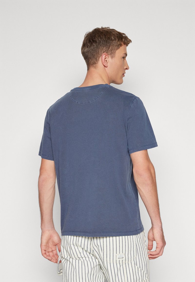 Timberland DUNSTAN GARMENT DYE SHORT SLEEVE TE - Jednoduché tričko - dark sapphire