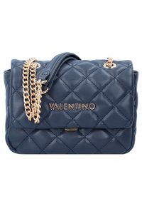 Prošívaná tmavě modrá kožená kabelka se zlatým řetízkem a kováním. Má klopové zapínání a plastické logo "VALENTINO" na přední straně.