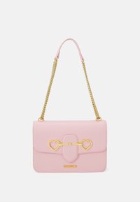 Borsa a tracolla in pelle rosa con catena, dotata di un accento a forma di cuore dorato e chiusura. Texture liscia e forma rettangolare, con logo sul fronte.