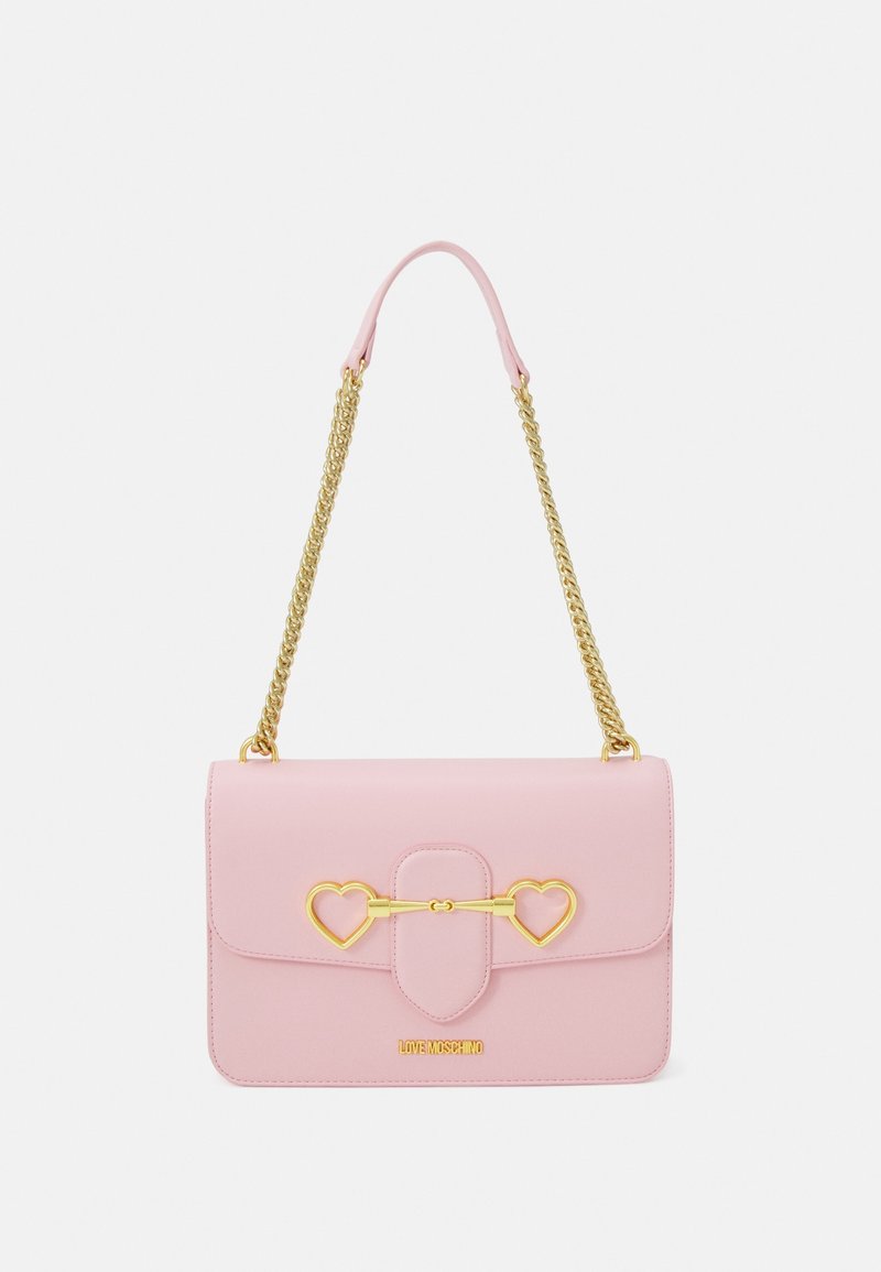 Borsa a tracolla in pelle rosa con catena, dotata di un accento a forma di cuore dorato e chiusura. Texture liscia e forma rettangolare, con logo sul fronte.