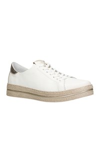 Sneaker bianco in pelle con superficie testurizzata, accentatura metallica sul tallone, design con lacci e suola a cuneo avvolta in juta.