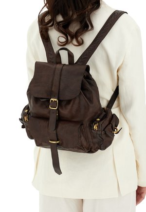 Zaino in pelle marrone con pattina, spallacci regolabili, finiture in oro, tasche con zip e una finitura testurizzata. Design compatto e pratico.